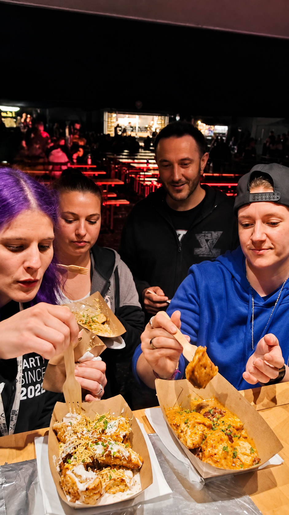 Gruppe genießt Momo-Gerichte beim Event in Garching an der Alz
